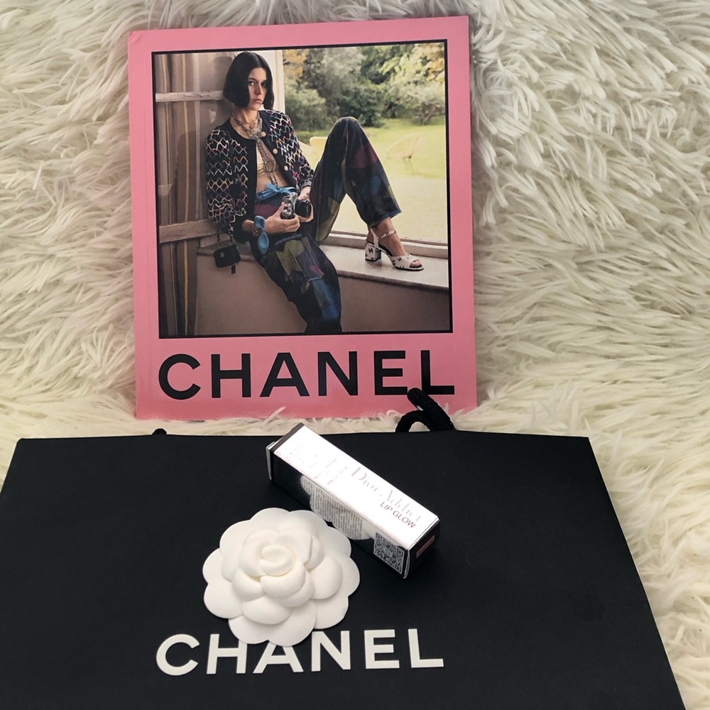 Chanel Hard Cover Table Book (Free Dior Lip Glow & Paper Bag) can sell separate